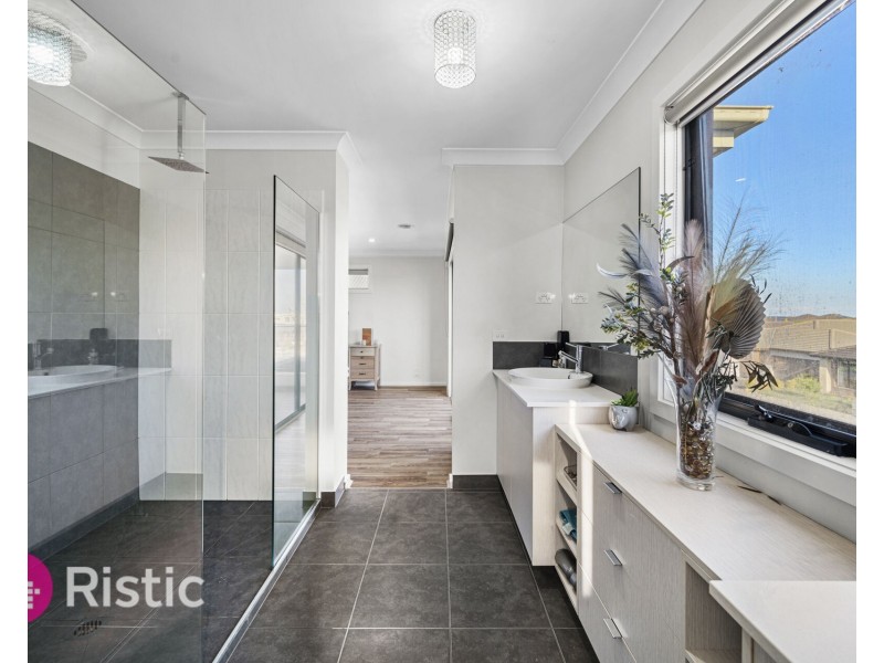 18 Abloom View, Mickleham VIC 3064