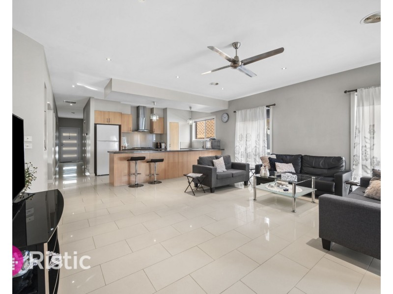 15 Viewside Crescent, Craigieburn VIC 3064