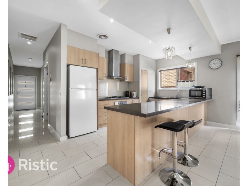 15 Viewside Crescent, Craigieburn VIC 3064