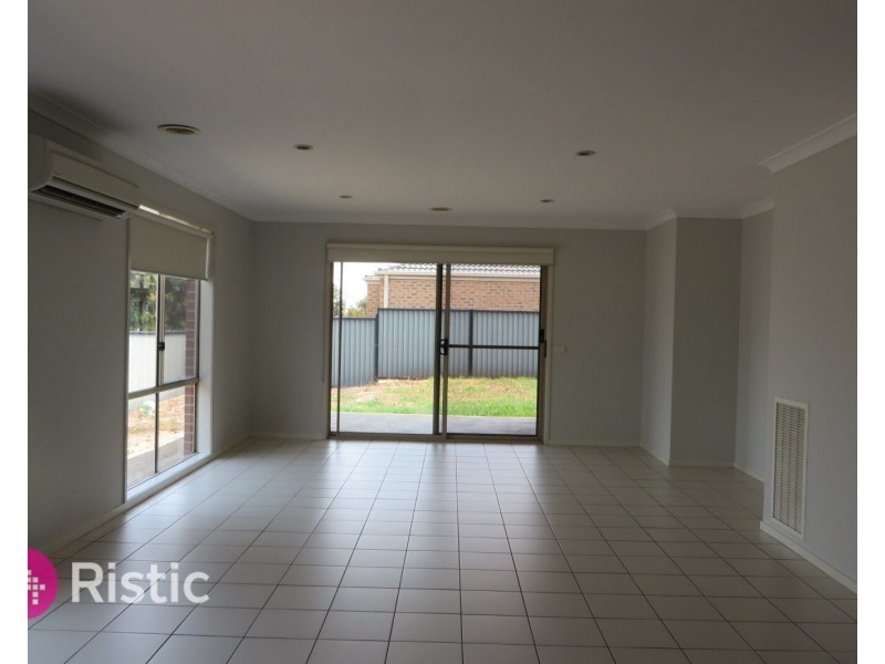 11 Pearce Circuit, Point Cook VIC 3030