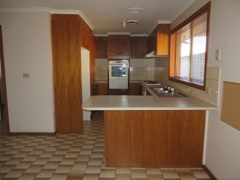 27 Kingston Town Crescent, Mill Park VIC 3082