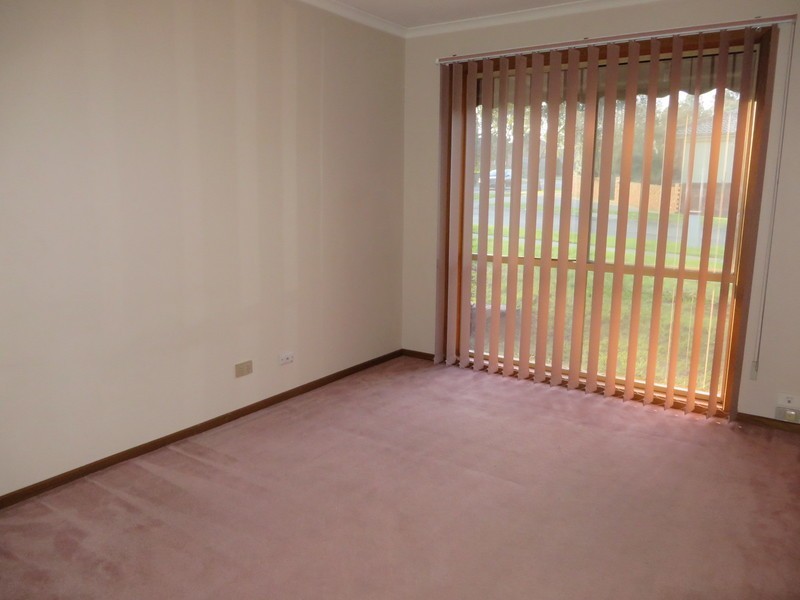 27 Kingston Town Crescent, Mill Park VIC 3082