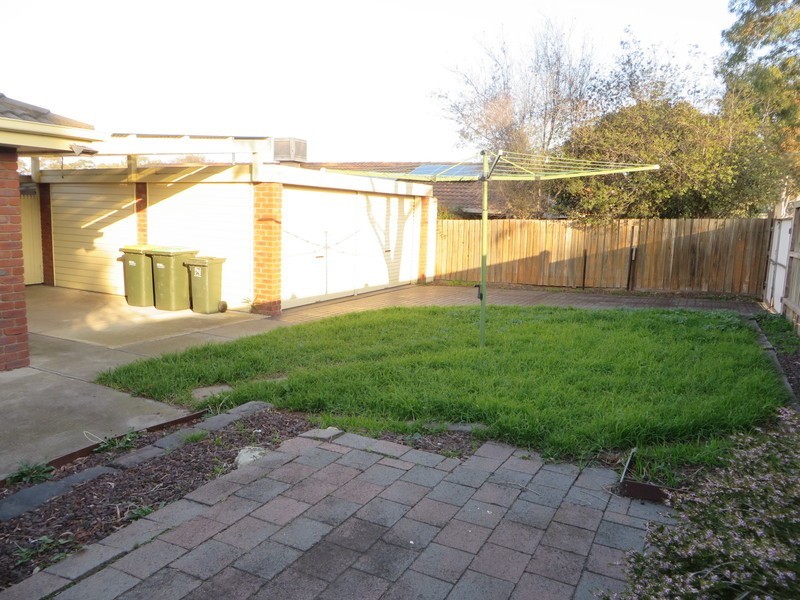 27 Kingston Town Crescent, Mill Park VIC 3082