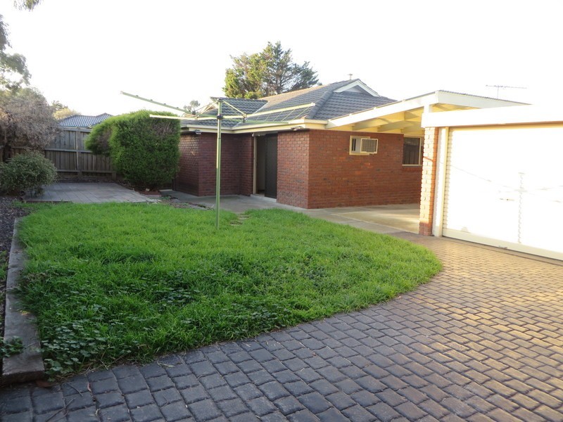 27 Kingston Town Crescent, Mill Park VIC 3082