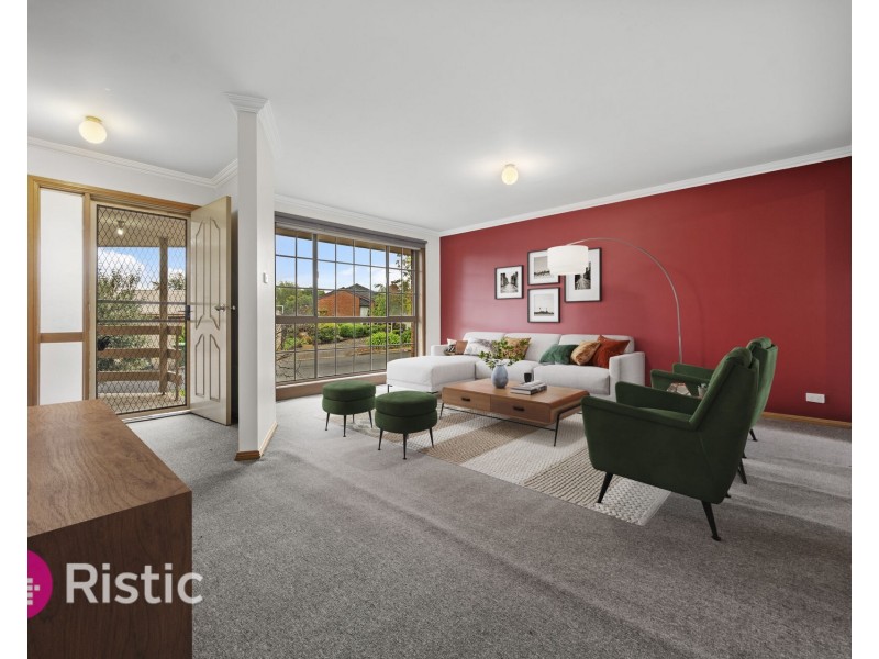 8 Avonmore Close, Mill Park VIC 3082