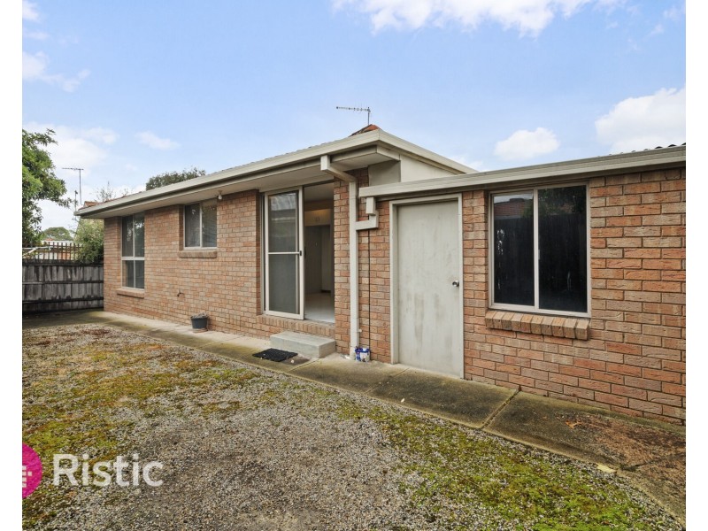8 Avonmore Close, Mill Park VIC 3082