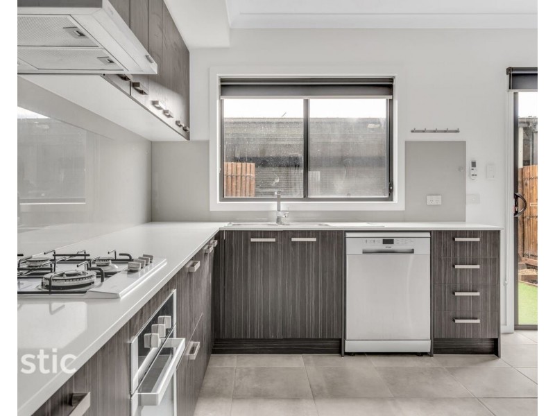 8 Hassett Walk, Mickleham VIC 3064