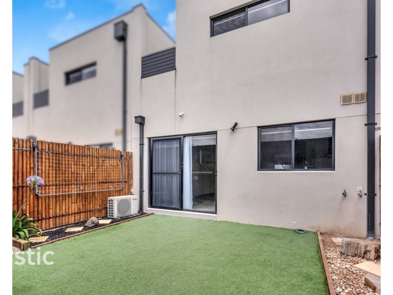 8 Hassett Walk, Mickleham VIC 3064