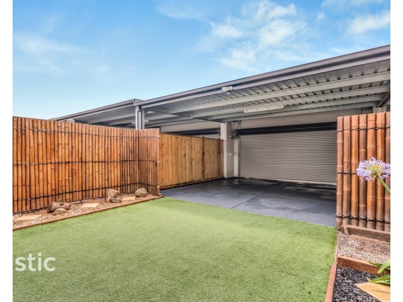 8 Hassett Walk, Mickleham VIC 3064