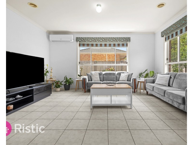 27 Dalwhinnie Crescent, Craigieburn VIC 3064
