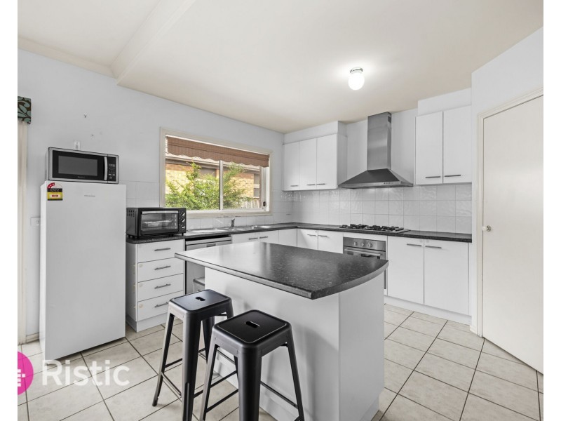 27 Dalwhinnie Crescent, Craigieburn VIC 3064