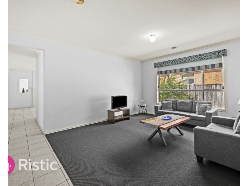 27 Dalwhinnie Crescent, Craigieburn VIC 3064