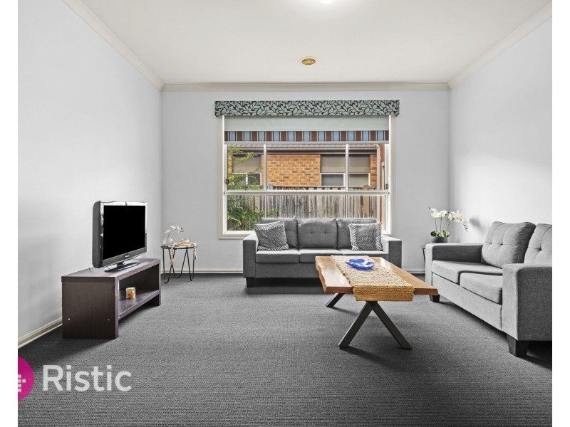27 Dalwhinnie Crescent, Craigieburn VIC 3064
