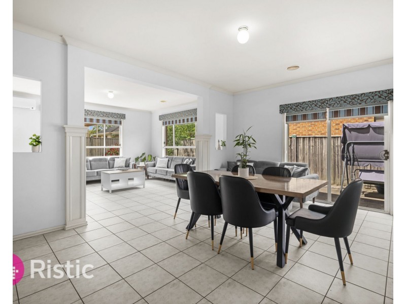 27 Dalwhinnie Crescent, Craigieburn VIC 3064