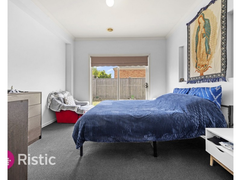 27 Dalwhinnie Crescent, Craigieburn VIC 3064