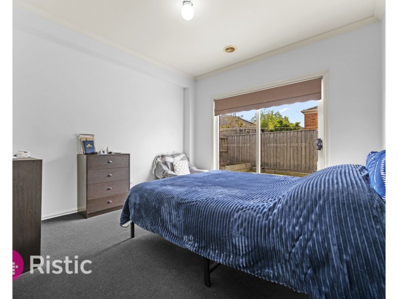 27 Dalwhinnie Crescent, Craigieburn VIC 3064