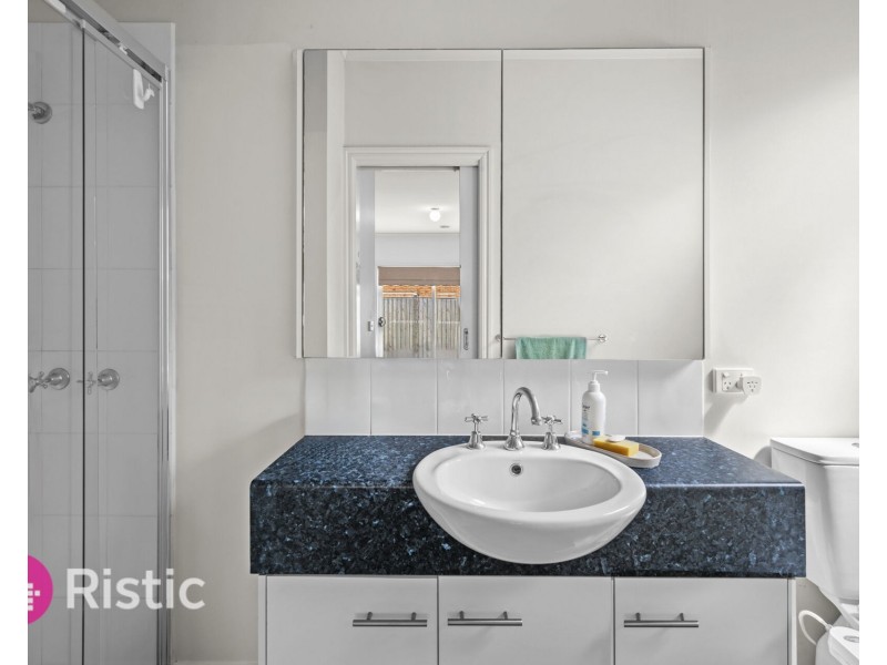 27 Dalwhinnie Crescent, Craigieburn VIC 3064