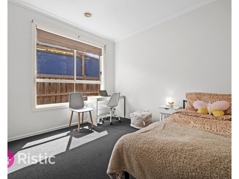 27 Dalwhinnie Crescent, Craigieburn VIC 3064