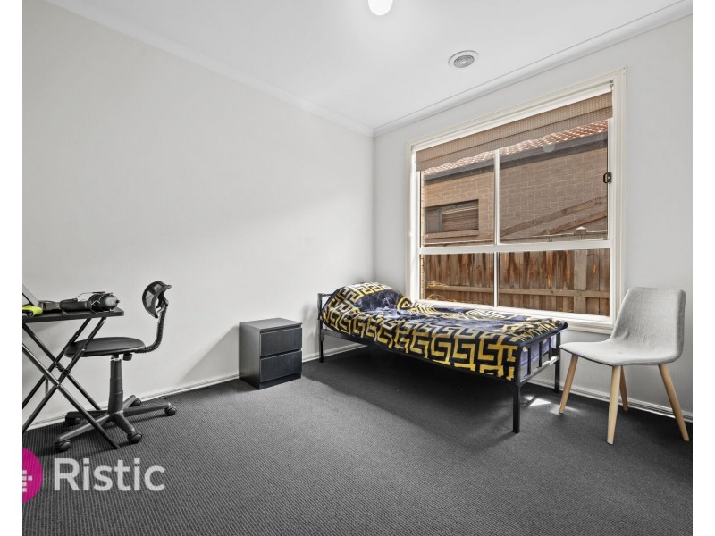 27 Dalwhinnie Crescent, Craigieburn VIC 3064