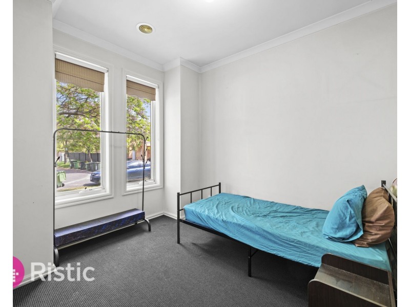 27 Dalwhinnie Crescent, Craigieburn VIC 3064
