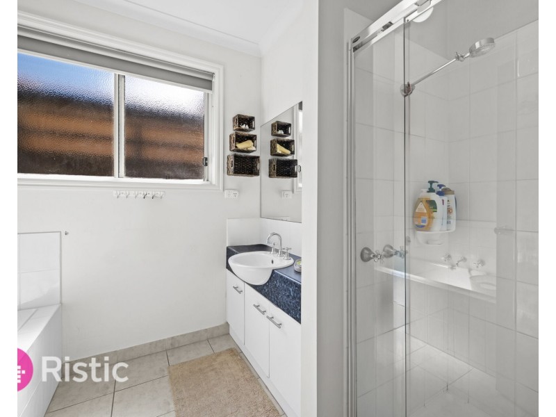 27 Dalwhinnie Crescent, Craigieburn VIC 3064