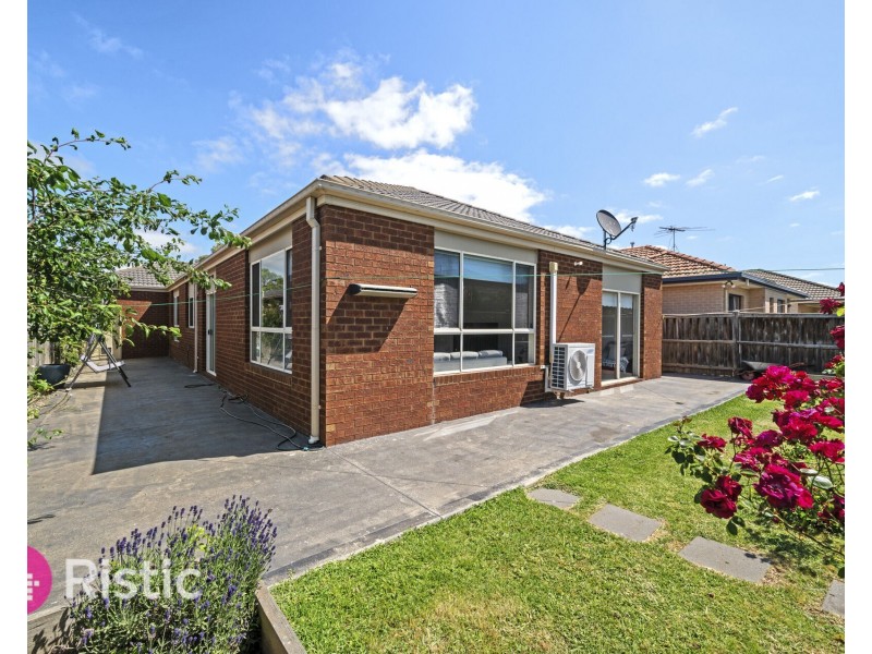 27 Dalwhinnie Crescent, Craigieburn VIC 3064