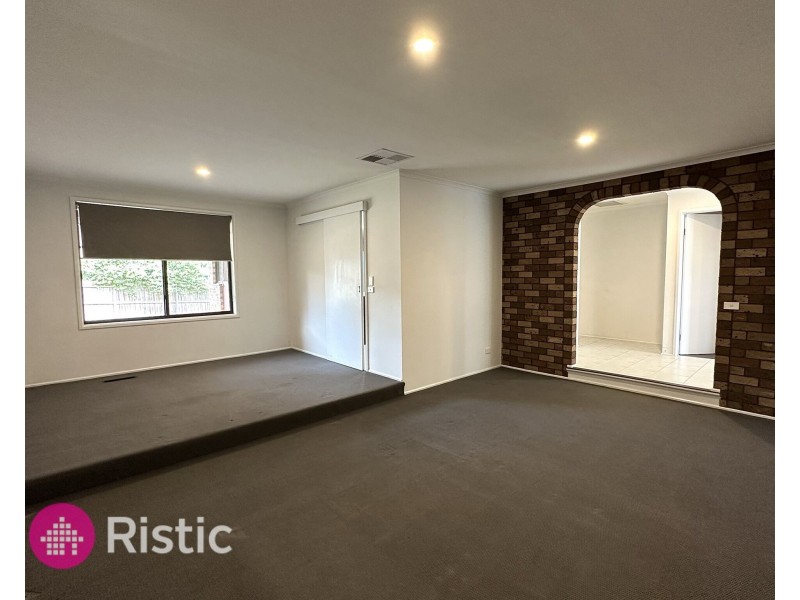 6 Yvonne Close, Mill Park VIC 3082