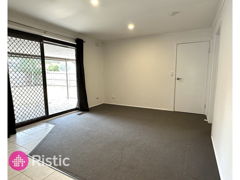 6 Yvonne Close, Mill Park VIC 3082