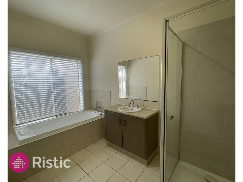 8 Cascade Crescent, Epping VIC 3076