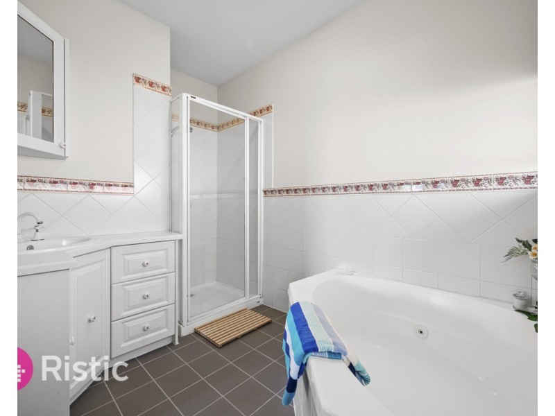17 Diosma Way, Mill Park VIC 3082