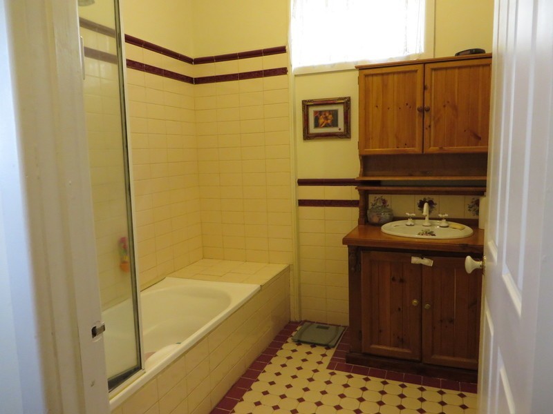 25 Cameron Street, Regent West VIC 3072