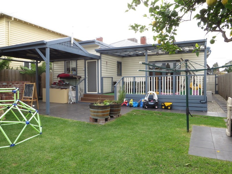 25 Cameron Street, Regent West VIC 3072