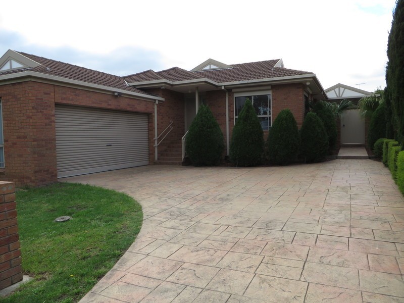 16 Gilroy Crescent, Mill Park VIC 3082