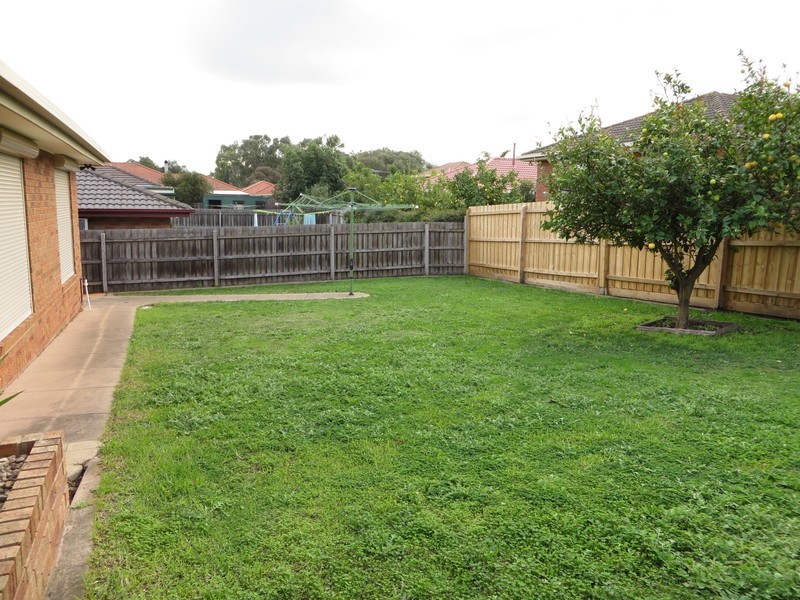 16 Gilroy Crescent, Mill Park VIC 3082