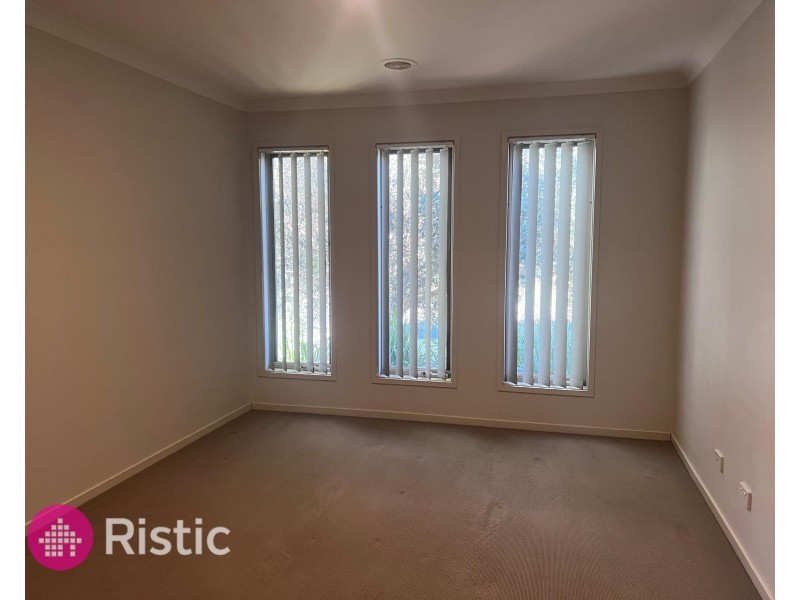 8 Marlin Crescent, Point Cook VIC 3030