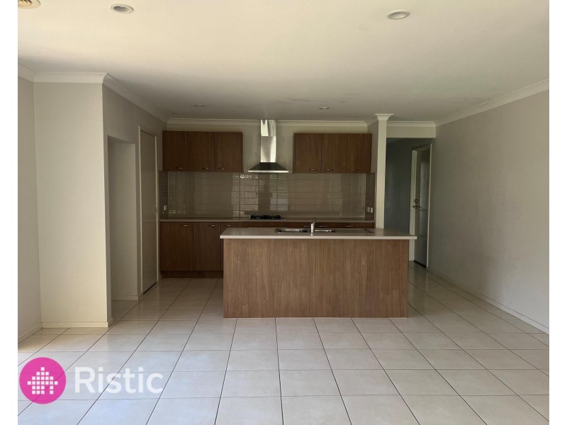 8 Marlin Crescent, Point Cook VIC 3030