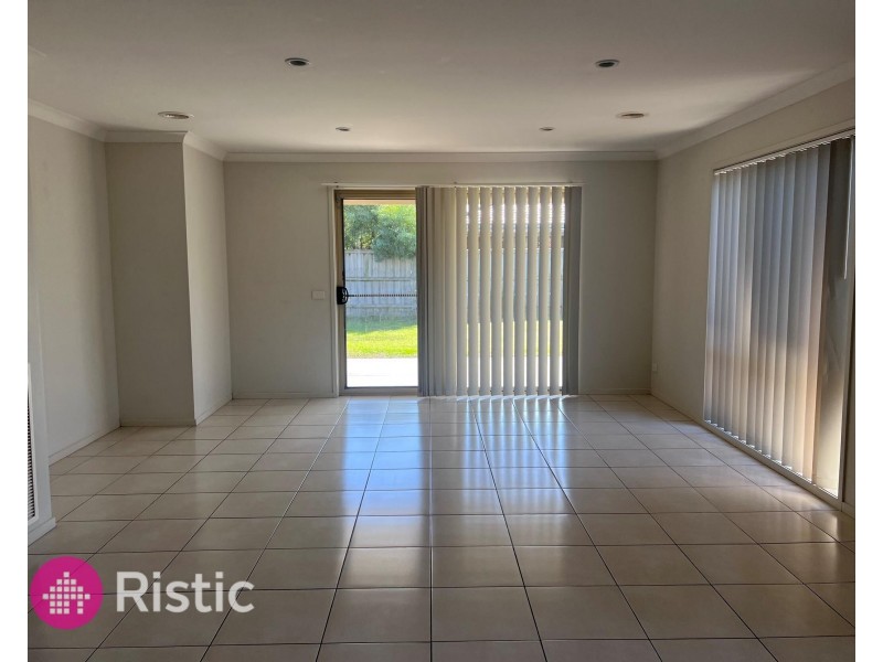 8 Marlin Crescent, Point Cook VIC 3030