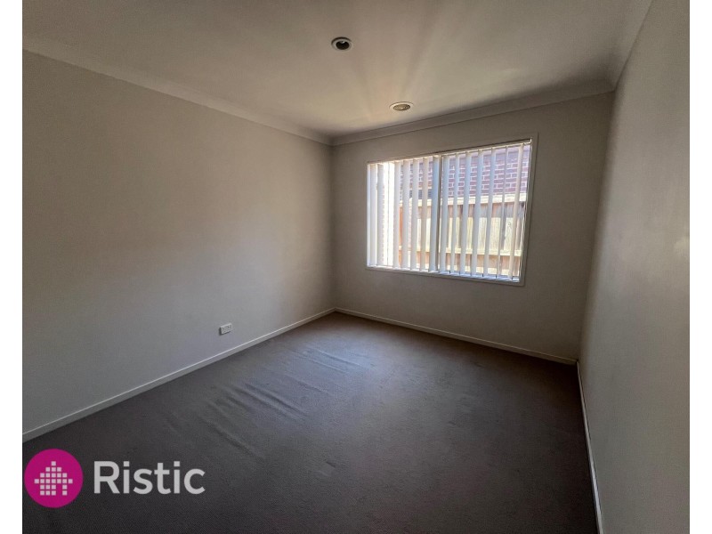 8 Marlin Crescent, Point Cook VIC 3030