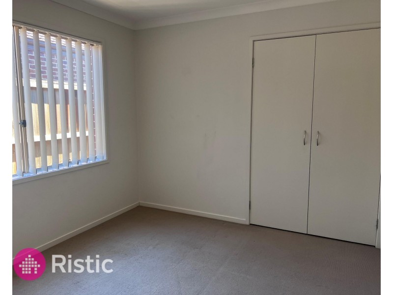 8 Marlin Crescent, Point Cook VIC 3030