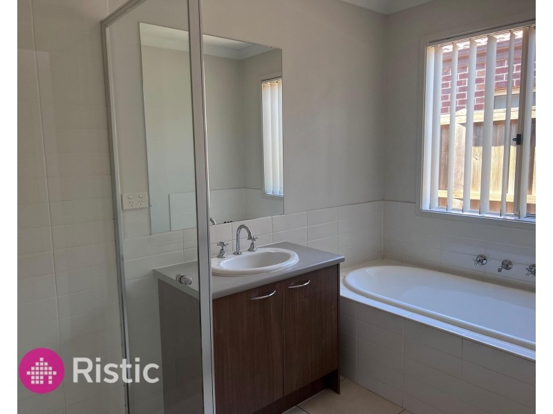 8 Marlin Crescent, Point Cook VIC 3030