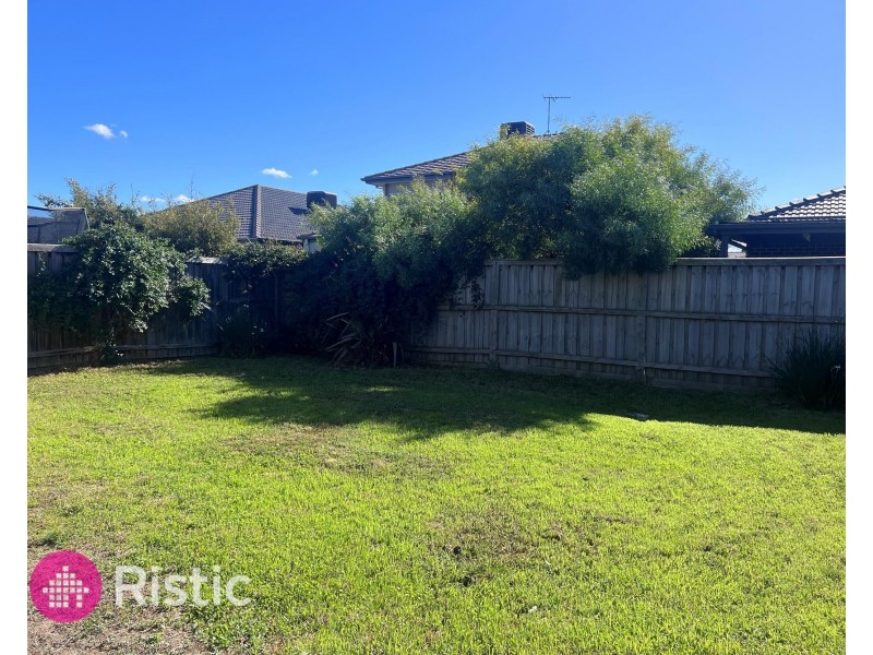 8 Marlin Crescent, Point Cook VIC 3030