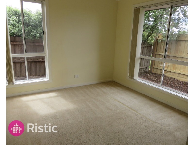 2/73 Woolnough Drive, Mill Park VIC 3082