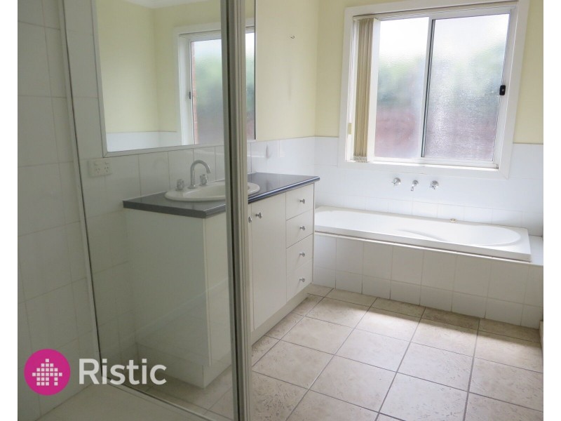 2/73 Woolnough Drive, Mill Park VIC 3082