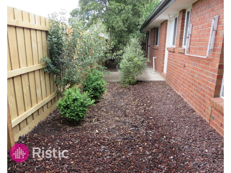 2/73 Woolnough Drive, Mill Park VIC 3082