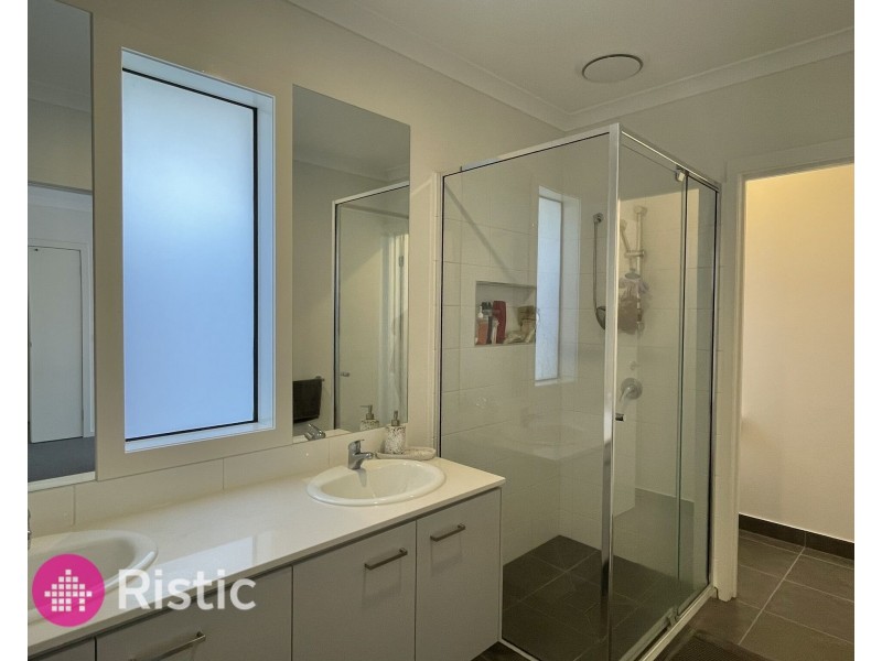 43 Hardwood Grove, Donnybrook VIC 3064