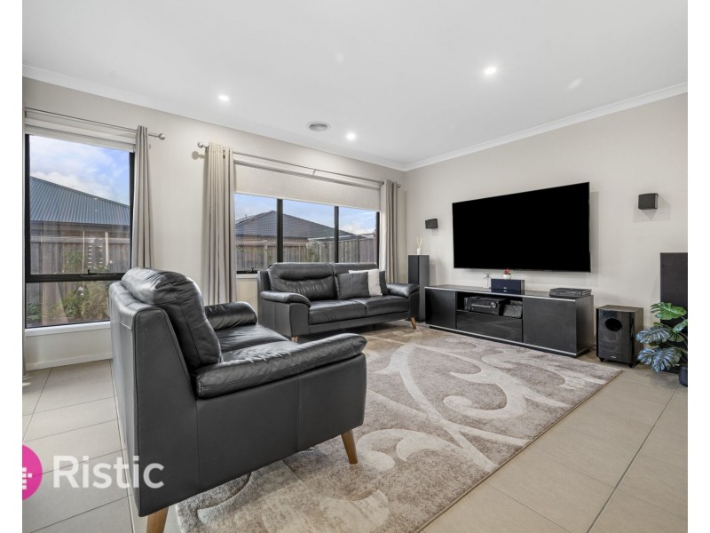 43 Upthorpe Way, Mickleham VIC 3064
