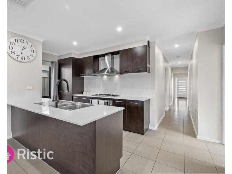 43 Upthorpe Way, Mickleham VIC 3064