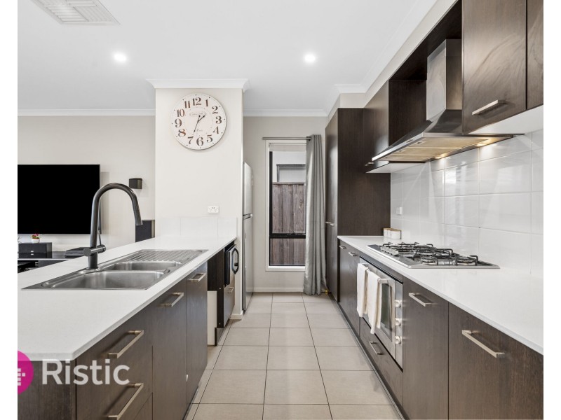43 Upthorpe Way, Mickleham VIC 3064