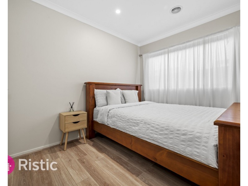 43 Upthorpe Way, Mickleham VIC 3064