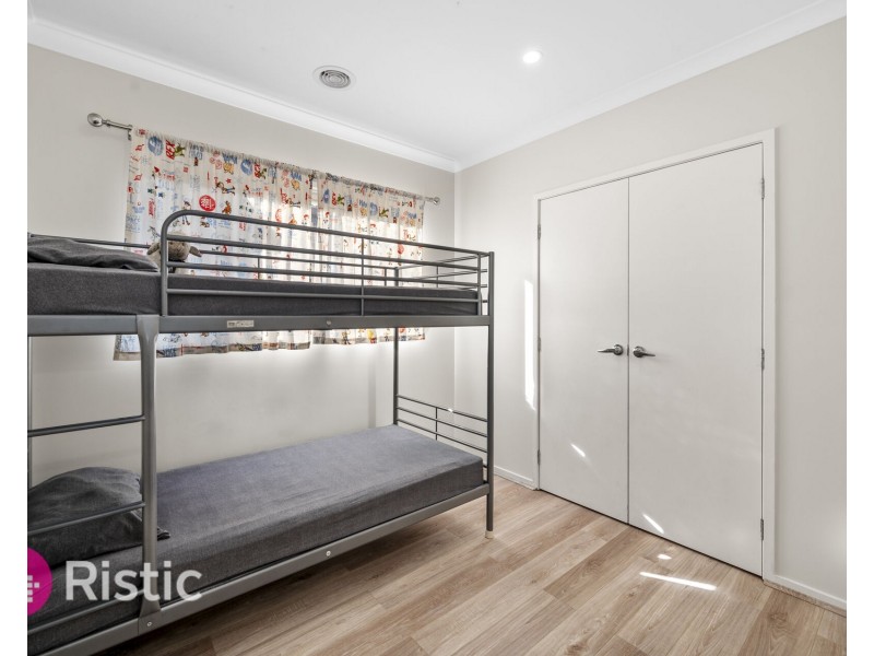 43 Upthorpe Way, Mickleham VIC 3064